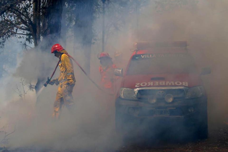El trabajo de los bomberos en medio del humo denso