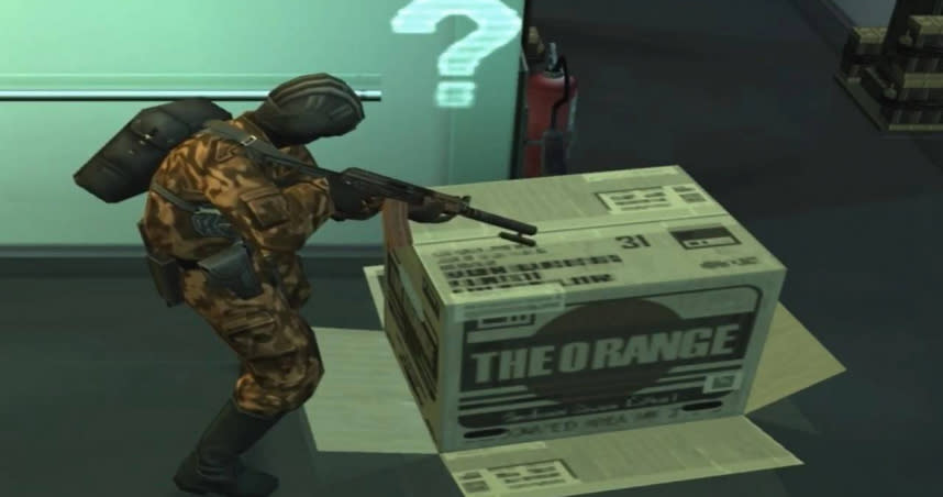 遊戲《潛龍碟影》中，玩家可以躲在紙箱內移動，以此來避免引起NPC的注意。（圖／翻攝自網路）
