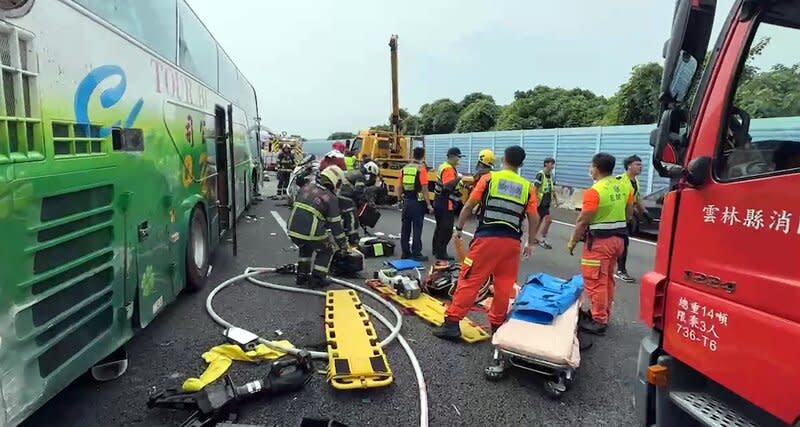 國道3號南下264K雲林縣斗六段21日上午發生遊覽車與自小客車碰撞事故，造成4死， 22人輕傷。（中央社／民眾提供） 