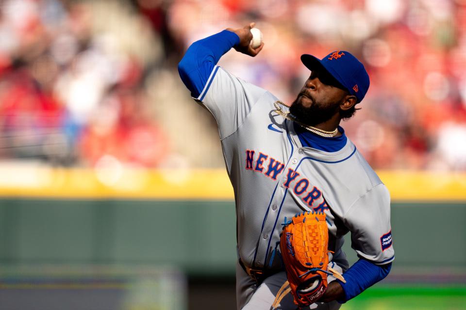 New York Mets pitcher Luis Severino (40) pitches in the fifth inning of the MLB baseball game between the Cincinnati Reds and New York Mets at Great American Ball Park in Cincinnati on Saturday, April 6, 2024.