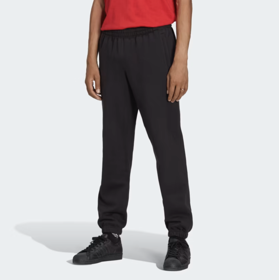 Pantalones de chándal Premium Essentials.  Imagen vía Adidas.