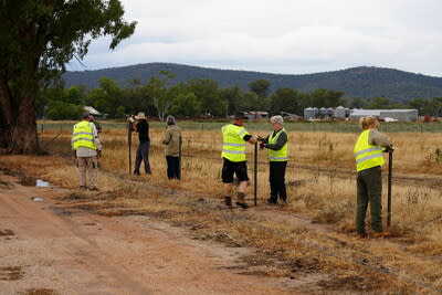 Rural Aid volunteers repair flooded fences in Eugowra.