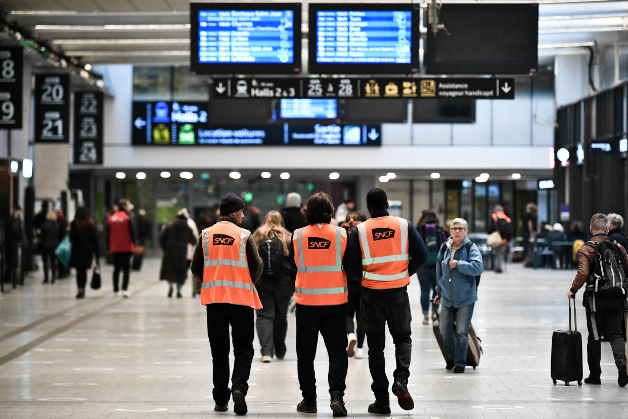 De nombreux retards à l’arrivée et au départ de la gare Montparnasse ont été constatés ce dimanche à Paris. La faute à un problème électrique sur l’axe reliant le sud-ouest à la capitale. 