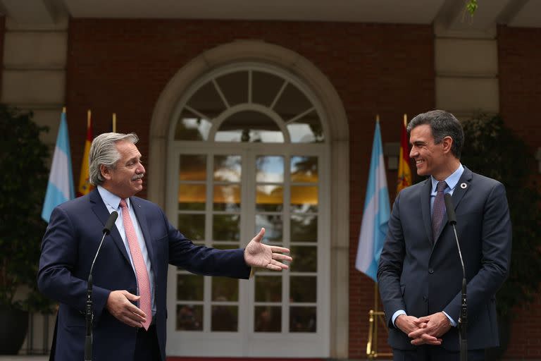 El presidente de la República Argentina, Alberto Fernández y el presidente del Gobierno, Pedro Sánchez intervienen en el Complejo de la Moncloa, a 11 de mayo de 2021, en Madrid