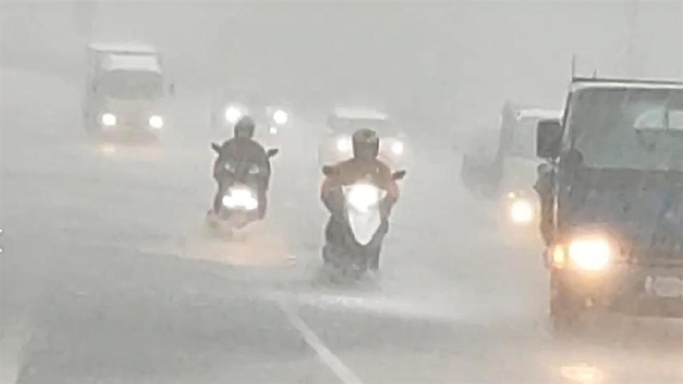 中南部地區有局部大雨發生的機率。（示意圖／東森新聞）