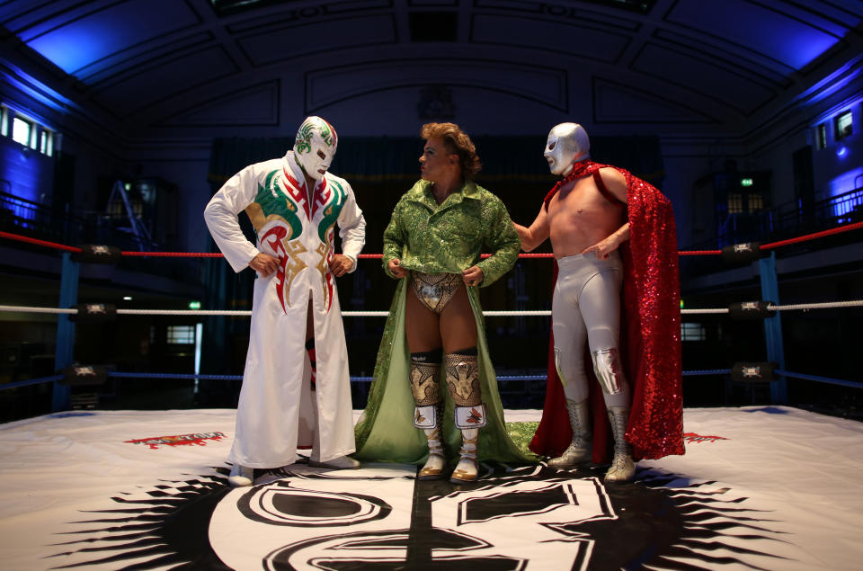 Cassandro junto a Dr. Wagner Jr. y El Hijo del Santo, leyendas de la lucha libre mexicana, en Londres durante 2015. (Peter Macdiarmid/Getty Images)