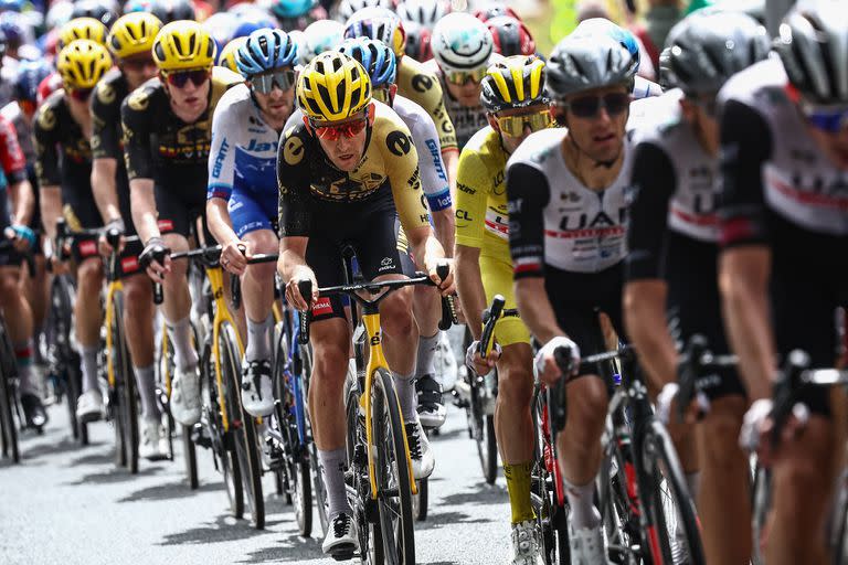 Una vista del pelotón durante la segunda etapa del Tour de France, con un recorrido entre Vitoria-Gasteiz y San Sebastián, en el norte de España