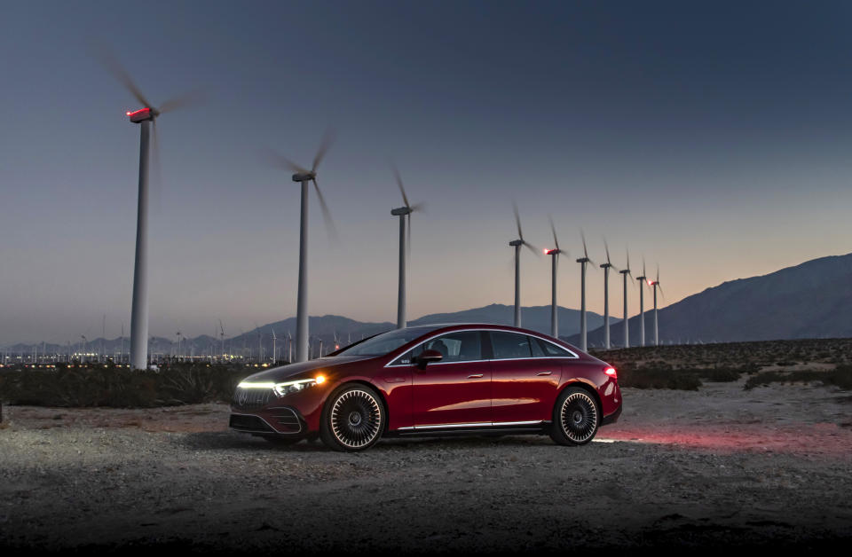 Mercedes-AMG EQS 53 4MATIC+ (Stromverbrauch kombiniert WLTP: 23,4-21,1 kWh/100 km; CO2-Emissionen kombiniert WLTP: 0 g/km; elektrische Reichweite WLTP: 529-586 km); Exterieur: Hyazinthrot Metallic; Interieur: Leder Nappa schwarz/spacegrau;Stromverbrauch kombiniert WLTP: 23,4-21,1 kWh/100 km; CO2-Emissionen kombiniert WLTP: 0 g/km; elektrische Reichweite WLTP: 529-586 km*

Mercedes-AMG EQS 53 4MATIC+ (combined electrical consumption (WLTP: 23,4-21,1 kWh/100 km; CO2 emissions: 0 g/km, range 529-586 km); exterior: hyazinth red metallic; interior: Leather Nappa black/space grau;Combined WLTP power consumption: 23.4-21.1 kWh/100 km; CO2 emissions combined, WLTP: 0 g/km; electric range, WLTP: 529-586 km*