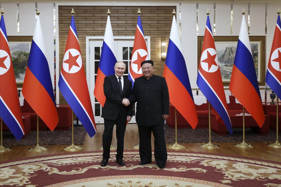 El presidente de Rusia, Vladímir Putin (izquierda), y el líder norcoreano, Kim Jong Un, posan para una fotografía tras la ceremonia oficial de bienvenida, en Pyongyang, Corea del Norte, el 19 de junio de 2024. (Gavriil Grigorov, Sputnik, Kremlin Pool Foto vía AP)