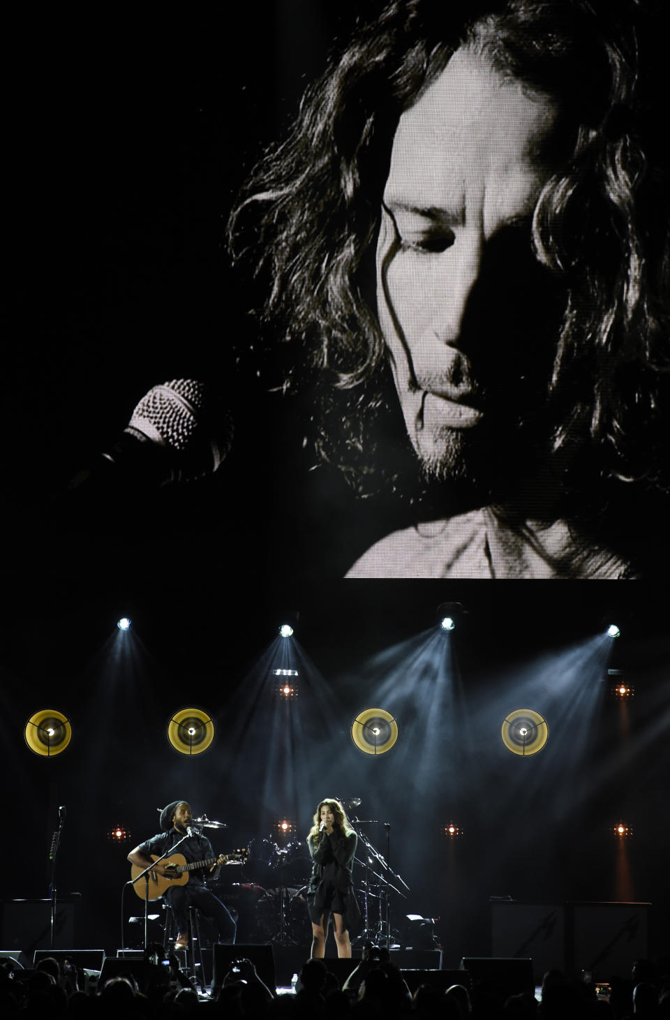 Toni Cornell, hija del difunto rockero Chris Cornell, canta con Ziggy Marley, a la izquierda, bajo una imagen de su padre durante el concierto en su memoria "I Am The Highway: A Tribute to Chris Cornell", el miércoles 16 de enero del 2019 en The Forum, en Inglewood, California. (Foto por Chris Pizzello/Invision/AP)