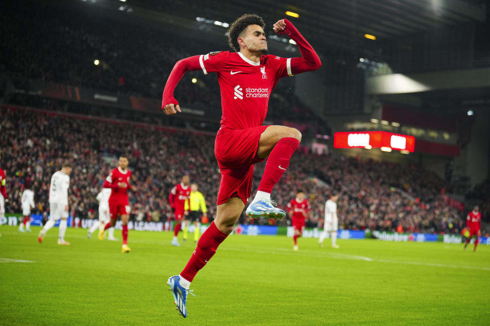 Luis Díaz celebra tras anotar el primer gol de Liverpool ante LASK en la Liga Europa, el jueves 30 de noviembre de 2023, en el estadio Anfield de Liverpool. (AP Foto/Jon Super)