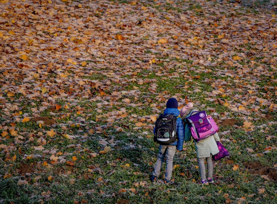 Zwei Kinder in Frankfurt auf ihrem Weg in die Schule. 