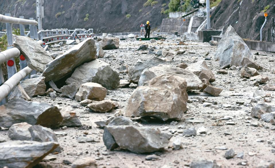 花蓮大地震後，至今餘震不斷，蘇花公路路廊受災嚴重，和平隧道附近道路滿布落石無法通行。由於嘉義本月地震頻繁，外界憂心梅山斷層周期已到。記者杜建重／攝影