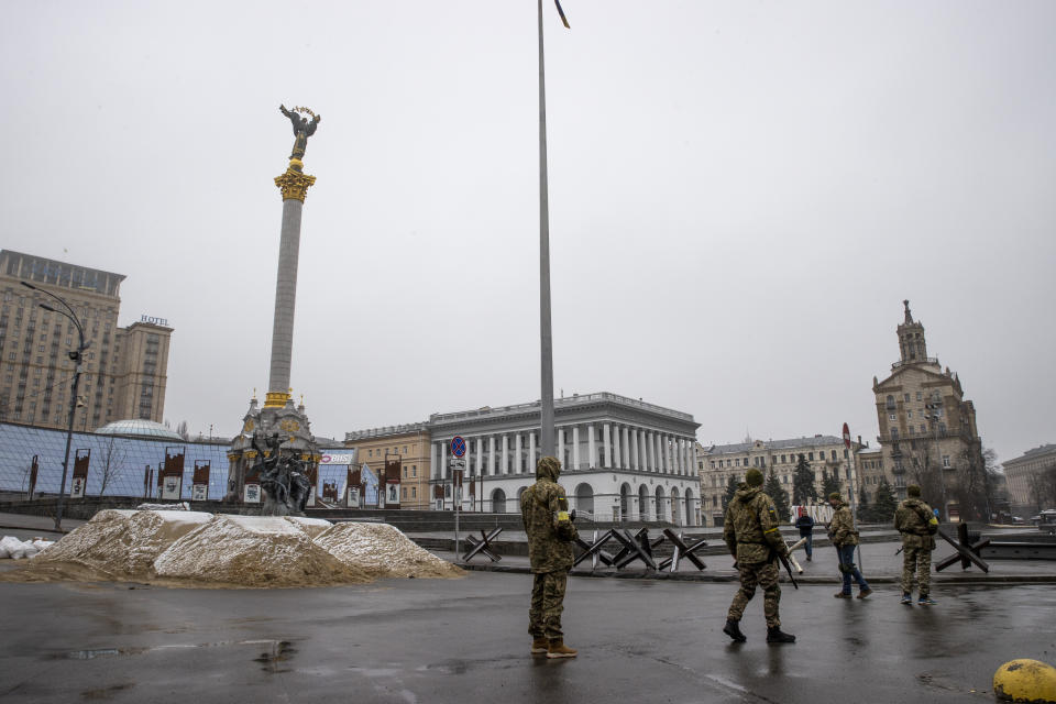 KYIV, UKRAINE - MARCH 02: Soldiers are seen around piles of sand used for blocking a road in Ukrainian capital, Kyiv amid Russian attacks on March 02, 2022. (Photo by Aytac Unal/Anadolu Agency via Getty Images)