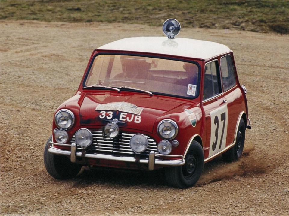 1964年傳奇車手Paddy Hopkirk駕駛擁有靈巧身手的Mini Cooper S，以他精湛駕駛技巧，為MINI勇奪蒙地卡羅拉力賽首勝。