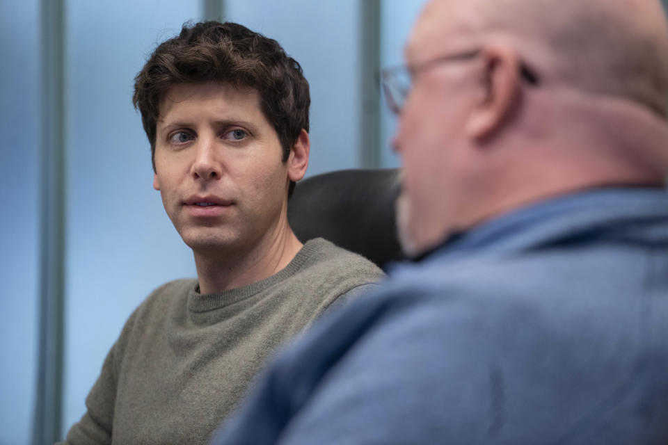 Sam Altman, director ejecutivo de OpenAI, a la izquierda, y Kevin Scott, director de tecnología de Microsoft, en Redmond, Washington, el 7 de febrero de 2023. (Ruth Fremson/The New York Times)