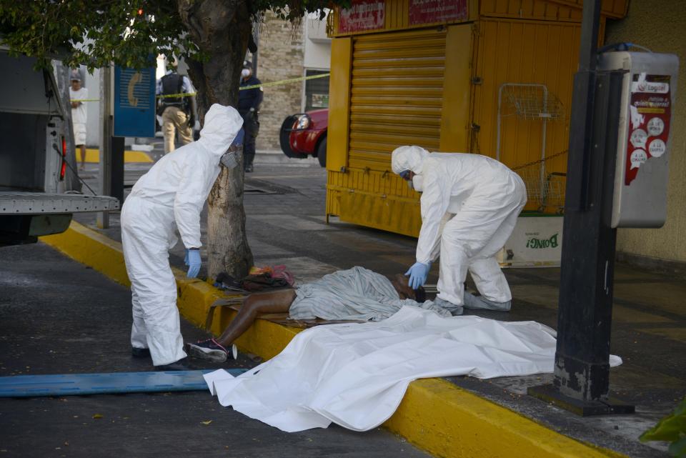 TOPSHOT - EDITORS NOTE: Graphic content / A corpse of a homeless man, suspected of having the COVID-19 coronavirus, is removed by forensic workers in Acapulco, Mexico, on April 23, 2020. (Photo by FRANCISCO ROBLES / AFP) (Photo by FRANCISCO ROBLES/AFP via Getty Images)