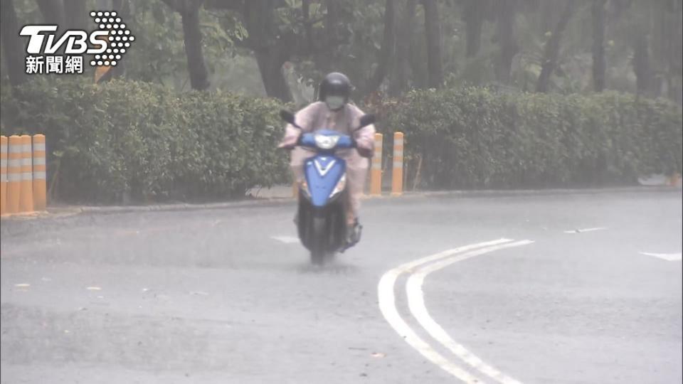 梅雨鋒面加颱風接力影響，為全台帶來豐沛雨量。（圖／TVBS）