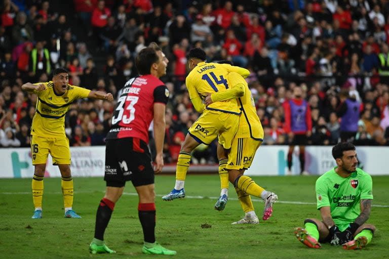 Escena del partido que disputan Newell's y Boca Juniors en Rosario.