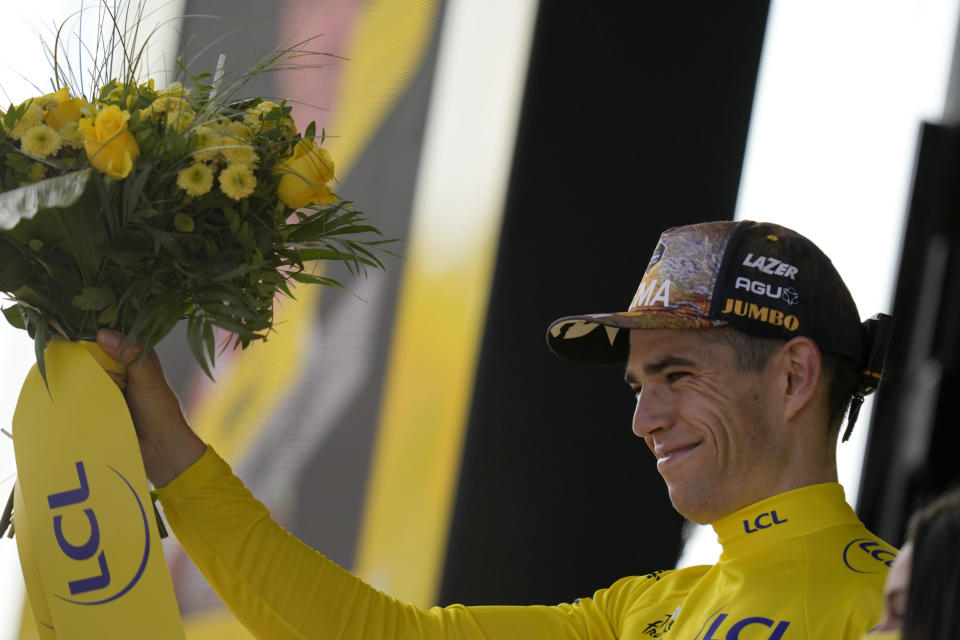 Wout Van Aert, con la casaca amarilla de líder general, celebra tras ganar la cuarta etapa del Tour de Francia, en Calais, el martes 5 de julio de 2022. (AP Foto/Thibault Camus)