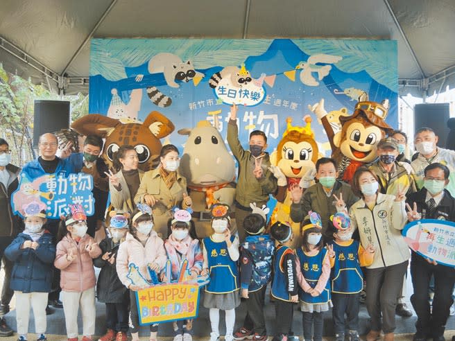 新竹市立動物園重啟即將滿1年，來自台北市立動物園、六福村的吉祥物們紛紛前來祝賀。（邱立雅攝）