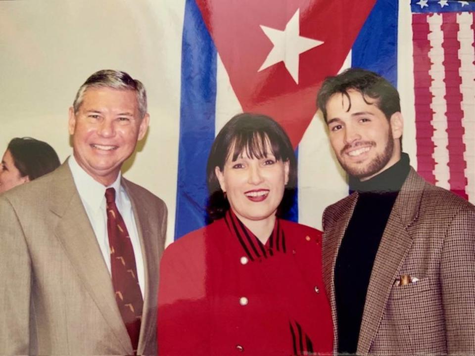 El senador federal Bob Graham con la directora de su oficina en el sur de la Florida, Lula Rodríguez, y el hijo de esta, Oscar, en un acto de los demócratas cubanoamericanos en Washington DC.