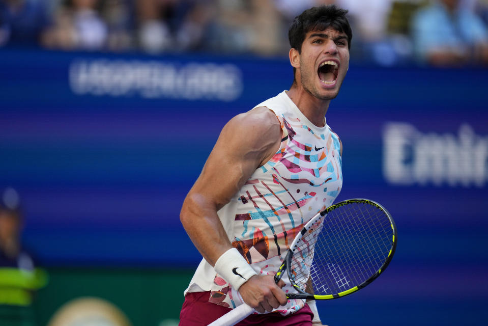 El español Carlos Alcaraz reacciona durante el partido contra el británico Daniel Evans por la tercera ronda del US Open, el sábado 2 de septiembre de 2023, en Nueva York. (AP Foto/Manu Fernández)