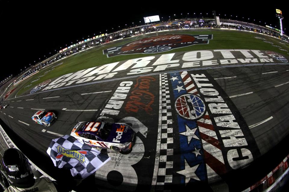 CONCORD, CAROLINA DEL NORTE - 29 DE MAYO: Denny Hamlin, conductor del Toyota FedEx Ground n.º 11, toma la bandera a cuadros para ganar la Coca-Cola 600 de la NASCAR Cup Series en Charlotte Motor Speedway el 29 de mayo de 2022 en Concord, Carolina del Norte.  (Foto de James Gilbert/Getty Images) |  Getty Images