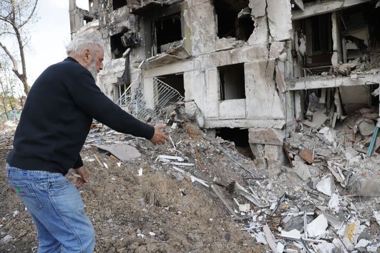 Un lugareño gesticula junto a un edificio de apartamentos destruido en Mariupol, en territorio bajo el gobierno de la República Popular de Donetsk, en el este de Ucrania, el lunes 2 de mayo de 2022.