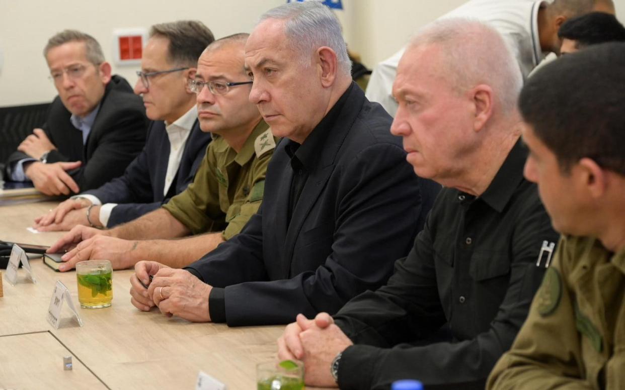 Prime Minister Benjamin Netanyahu (center), Defense Minister Yoav Gallant (2R) and others at the 'pit' at the military headquarters in Tel Aviv, early on August 25, 2024.