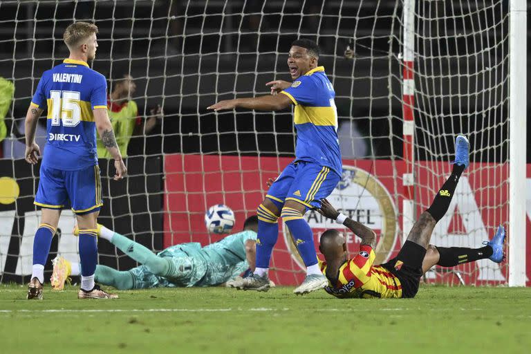 Frank Fabra le reclama a su compañero Nicolás Valentini por no haber tomado la marca en el gol de cabeza de Arley Rodríguez; Boca cayó frente a Pereira y dejó su invicto por la Copa Libertadores.