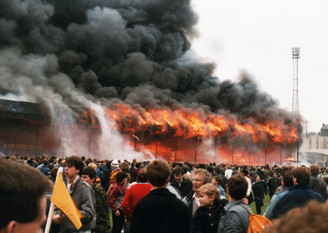 Las gradas de madera del Valley Parade arden. Un total de 56 personas murieron durante el incendio. (Foto: Getty Images)