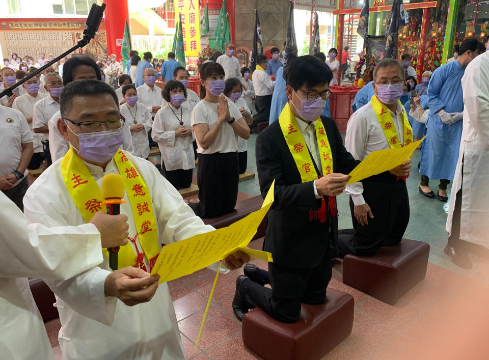 高雄市長陳其邁（前中）今天出席高雄意誠堂祈雨法會擔任主祭官，並跪地恭讀祈雨祭文。（中央社）