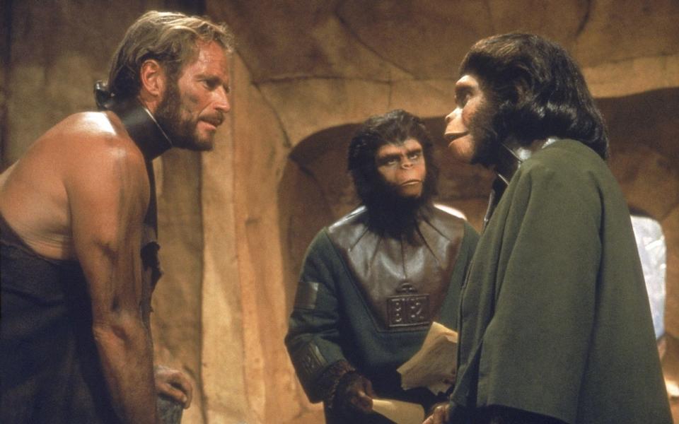 Eine wendungsreiche, durchdachte Geschichte, tiefschürfende Gesellschaftskritik und natürlich ein fabelhafter Charlton Heston: "Planet der Affen" ist ein Meisterwerk des SciFi-Genres. Bereits die vier Nachfolgefilme konnten das Niveau nicht annähernd halten. Schlimmer kam es dann aber, ... (Bild: 20th Century Fox International Television)