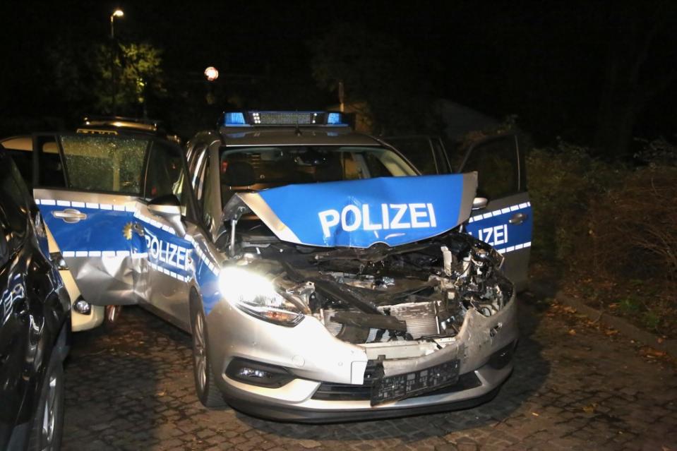 Ein Chaosfahrer hat in Steglitz mehrere Unfälle provoziert und dabei mehrere Menschen verletzt. erst als sein Transporter umstürzte, war die Fahrt zu Ende.<span class="copyright">Thomas Peise</span>