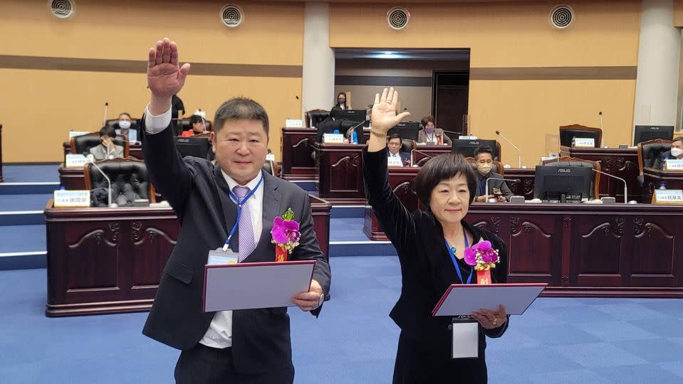 張峻（左）當選花蓮縣議長，去年12月25日與副議長徐雪玉 (右）宣誓就職。翻攝張峻臉書