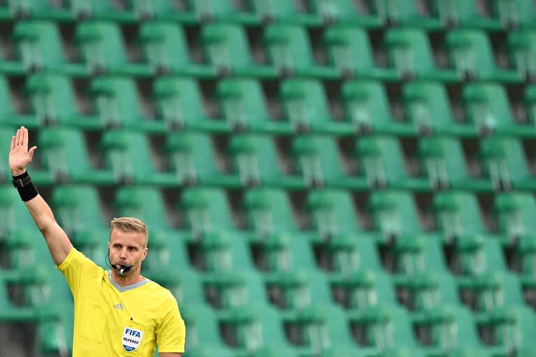 Casi dos horas después de suspender el partido, el árbitro sueco Glenn Nyberg entró en la cancha, vio el gol de Medina por el VAR y lo anuló por offside de Bruno Amione 