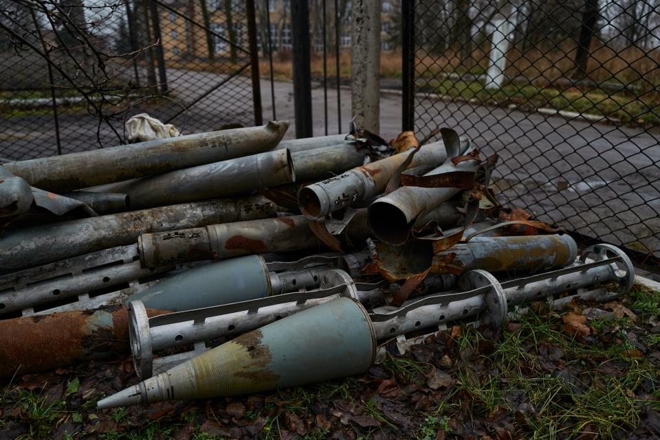 Die Überreste von Artilleriegranaten und Raketen einschließlich Streumunition werden am 18. Dezember 2022 in Toretsk, Ukraine, gelagert. - Copyright: Photo by Pierre Crom/Getty Images