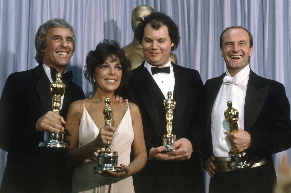 ARCHIVO - Burt Bacharach, de izquierda, con Carole Bayer Sager, Christopher Cross y Peter Allen, ganadores del Oscar a mejor canción original por "Arthur's Theme (Best That You Can Do)" en la 54a entrega anual de los Premios de la Academia en Los Angeles el 29 de marzo de 1982. Bacharach murió el 8 de febrero de 2023 en su casa en Los Angeles, dijo su publicista. Tenía 94 años. (Foto AP/Reed Saxon, archivo)