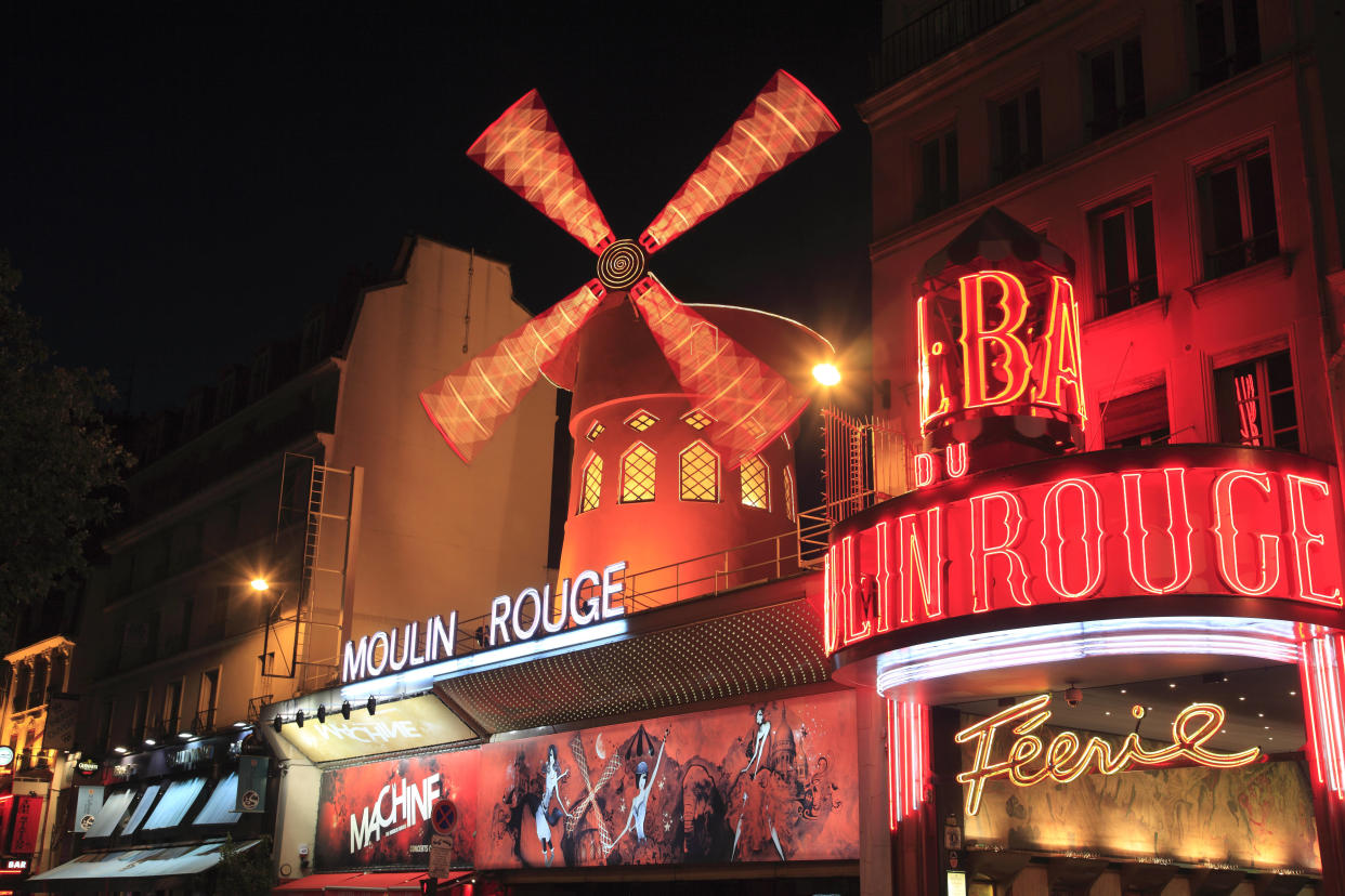 Le Moulin Rouge, cabaret parisien mythique du boulevard de Clichy dans le 18ème arrondissement de Paris, a perdu ses ailes dans la nuit du 24 au 25 avril.