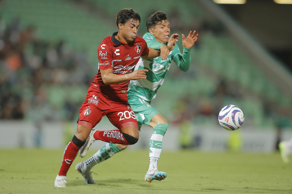 Tanto Atlas como Santos pertenecen a Grupo Orlegi. Uno de los dos tendrñia que ser vendido en la propuesta de permanecer en 18 equipos. (Photo by Manuel Guadarrama/Getty Images)