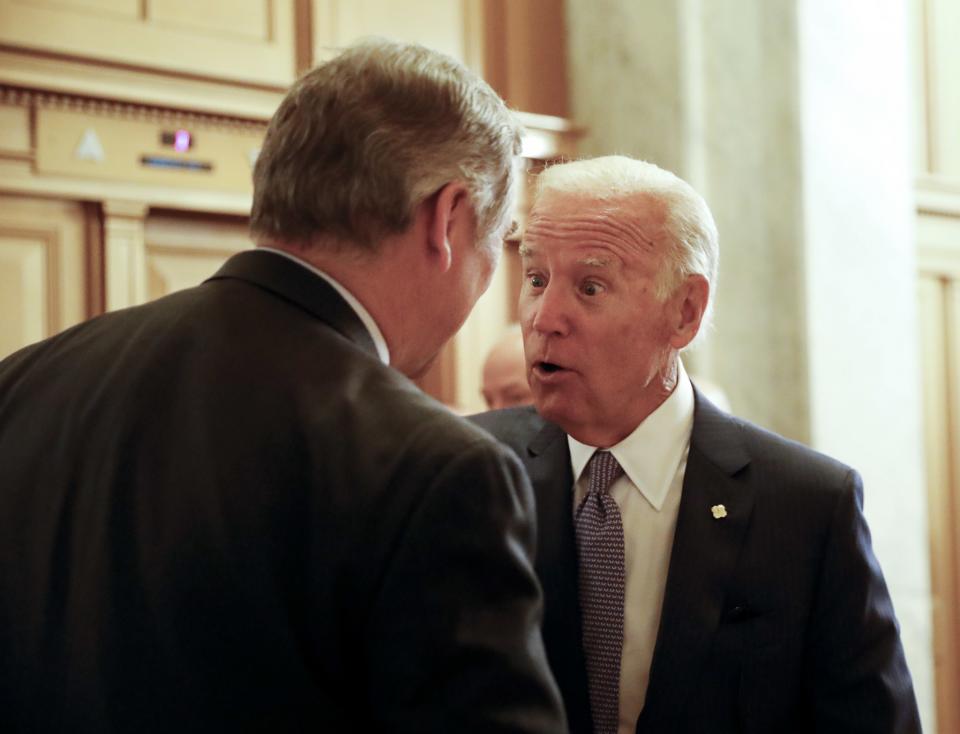 <p>Joe Biden unterhält er sich auf den Fluren des Kapitols mit dem Senator Jeff Merkley. (Bild: AP Photo/Pablo Martinez Monsivais) </p>