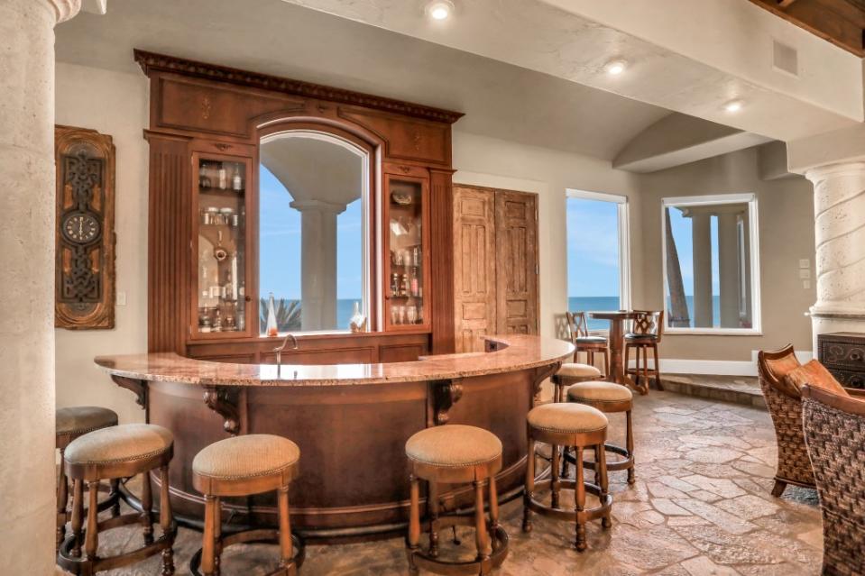 A wet bar. Platinum Luxury Auctions