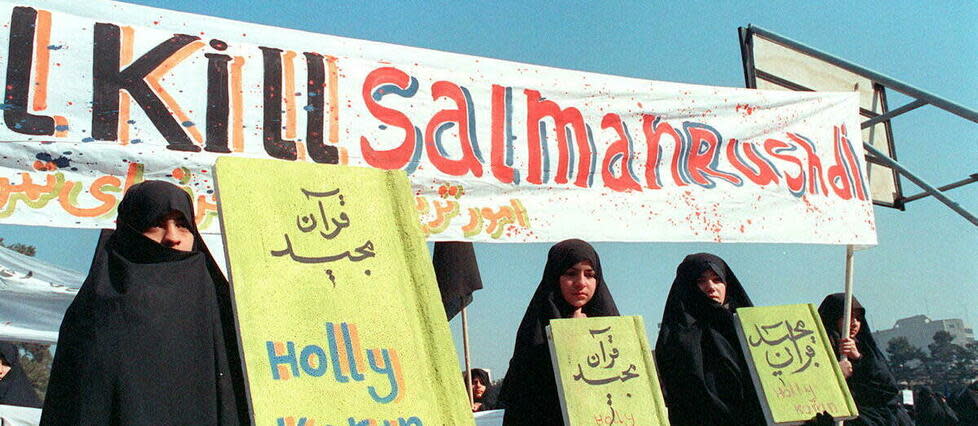 Après la fatwa édictée contre Salman Rushdie le 14 février 1989, des femmes iraniennes manifestent à Téhéran contre l'auteur des Versets sataniques.  - Credit:NORBERT SCHILLER / AFP