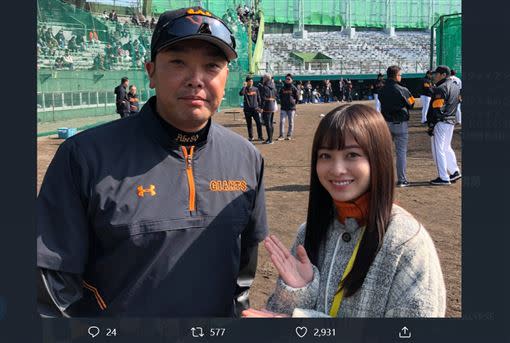 橋本環奈和巨人二軍監督阿部慎之助合影。（圖／翻攝自巨人隊推特）