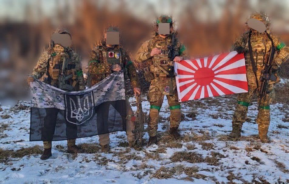 日本志願兵赴烏參戰，持旭日旗拍攝合影。   圖:翻攝自推特/MilitaryLand.net (@Militarylandnet)