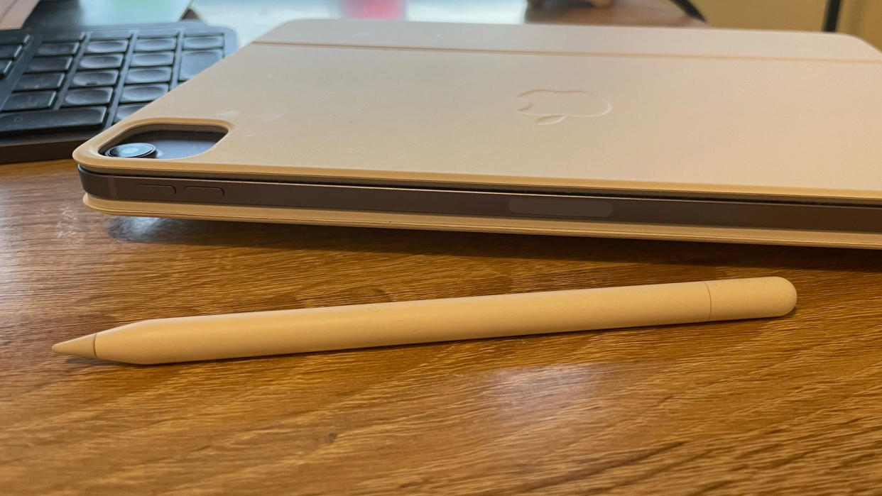  Apple Pencil USB-C on desk. 