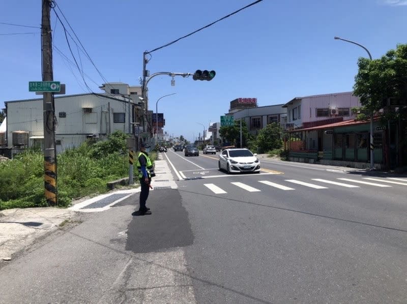 《圖說》加強「車輛慢看停、行人停看聽」觀念，共同維護交通安全秩序。〈臺東分局提供〉