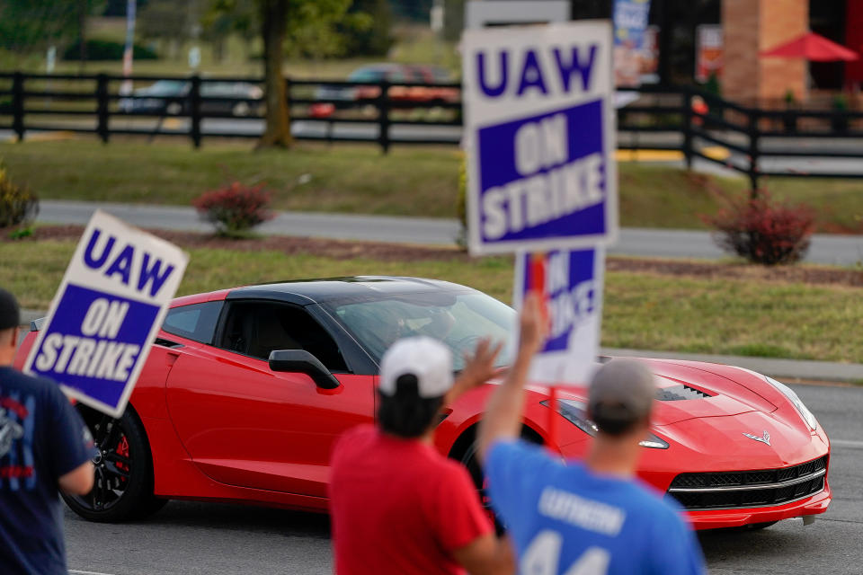 General Motors assembly workers picket outside the General Motors Bowling Green plant during the United Auto Workers (UAW) national strike in Bowling Green, Kentucky, U.S., October 10, 2019.  REUTERS/Bryan Woolston