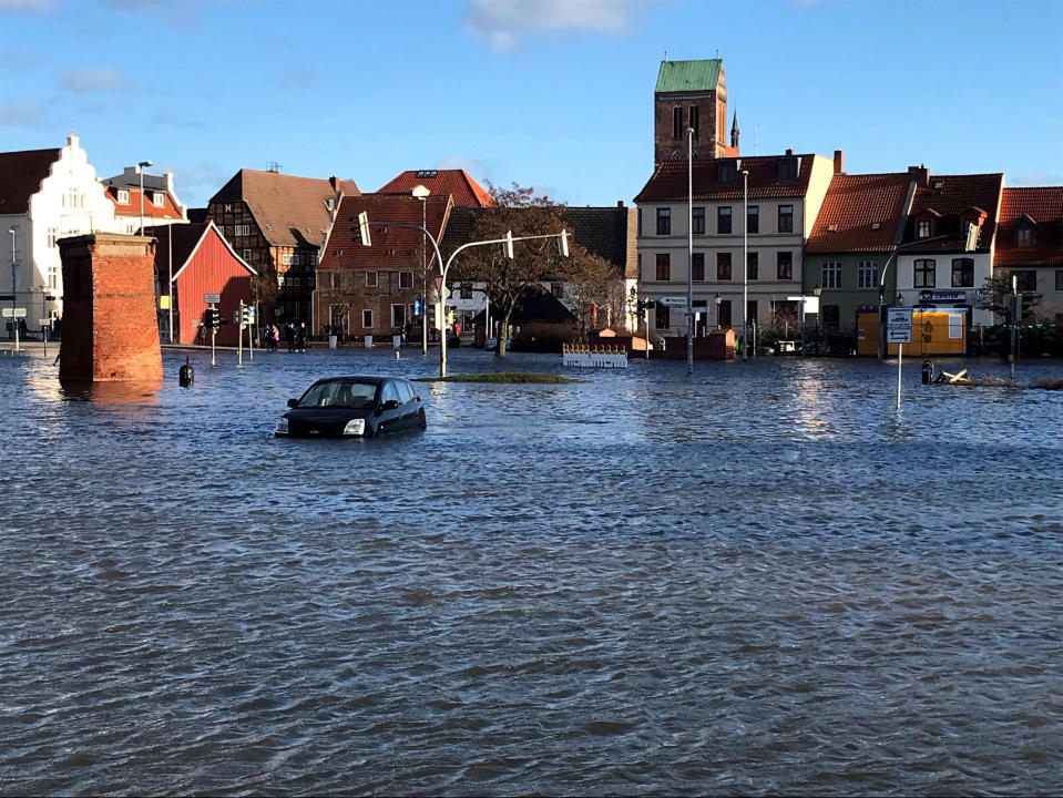 <p>In der Hansestadt Wismar sorgte eine Sturmflut in der Nähe des Hafens für Hochwasser. Etliche Keller stehen unter Wasser, Straßen wurden überschwemmt. (Bild: Reuters/Oliver Denzer) </p>